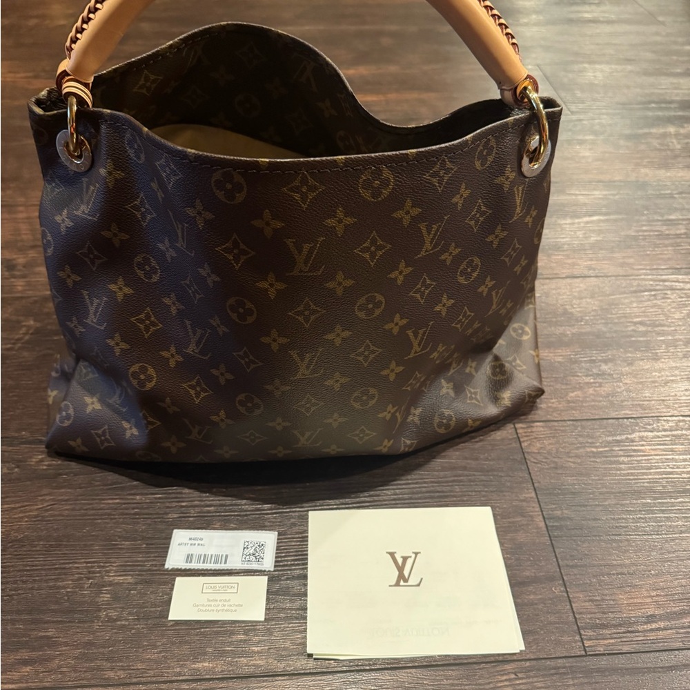Louis Vuitton Artsy MM
Like new condition, STUNNING!